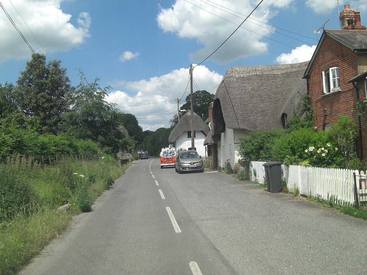 Thatched cottages in Appleshaw