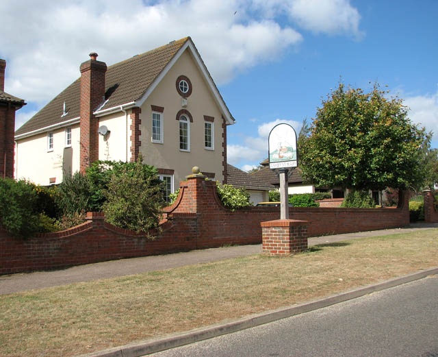 Houses and village sign in Mill Road