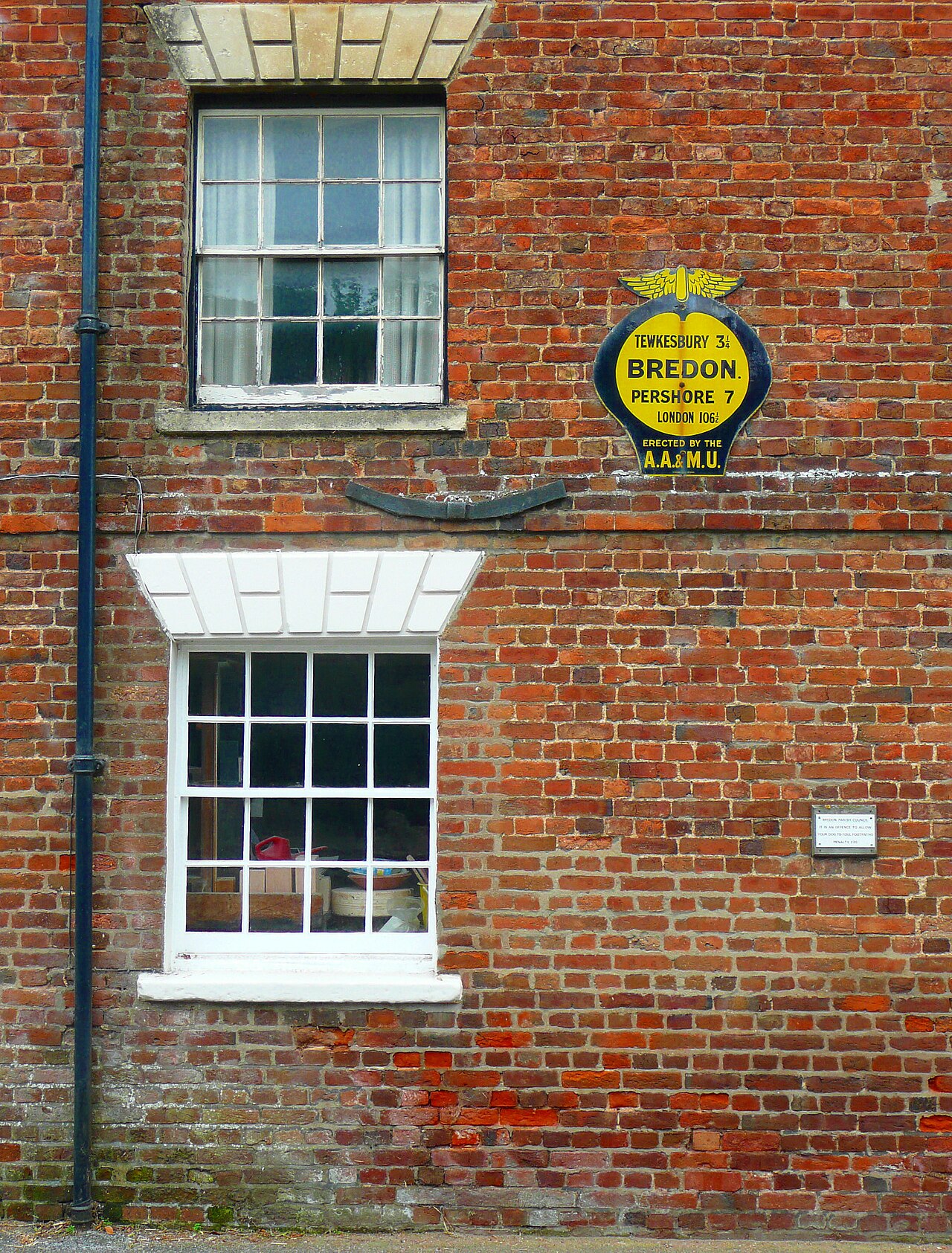 AA village name plaque on Pottery Cottage, Bredon
