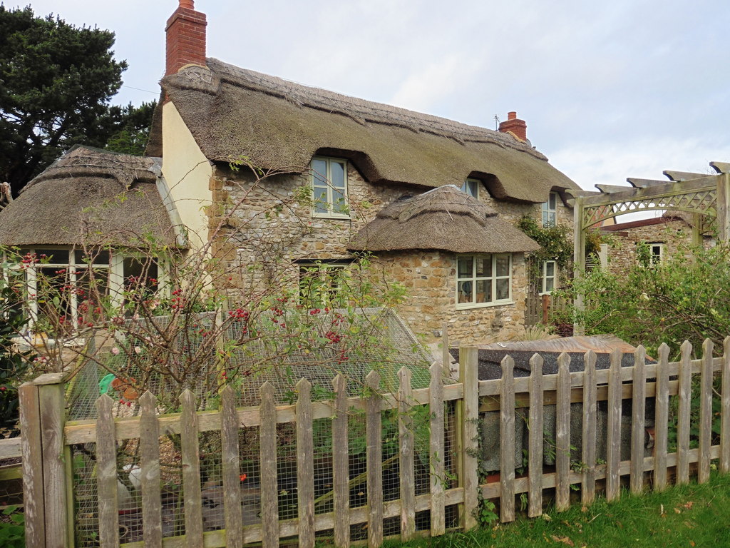 Thatched cottage on Forest Mill Lane