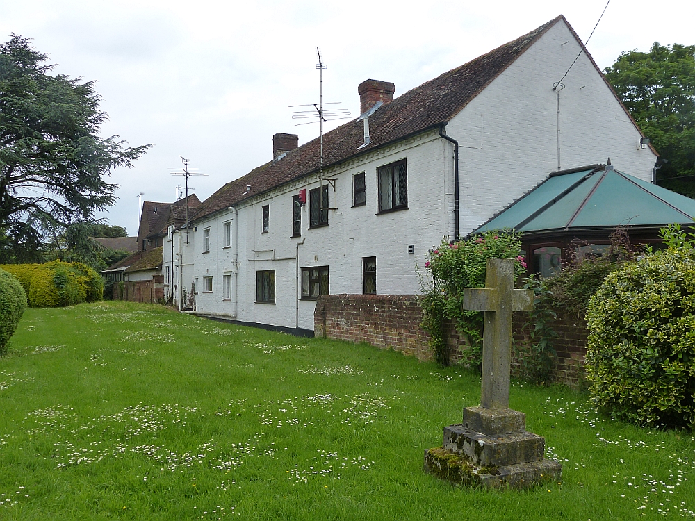 Buckland - Cottages on Peggs Lane from churchyard