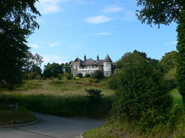 Large house on the outskirts of Llanbadarn Fawr