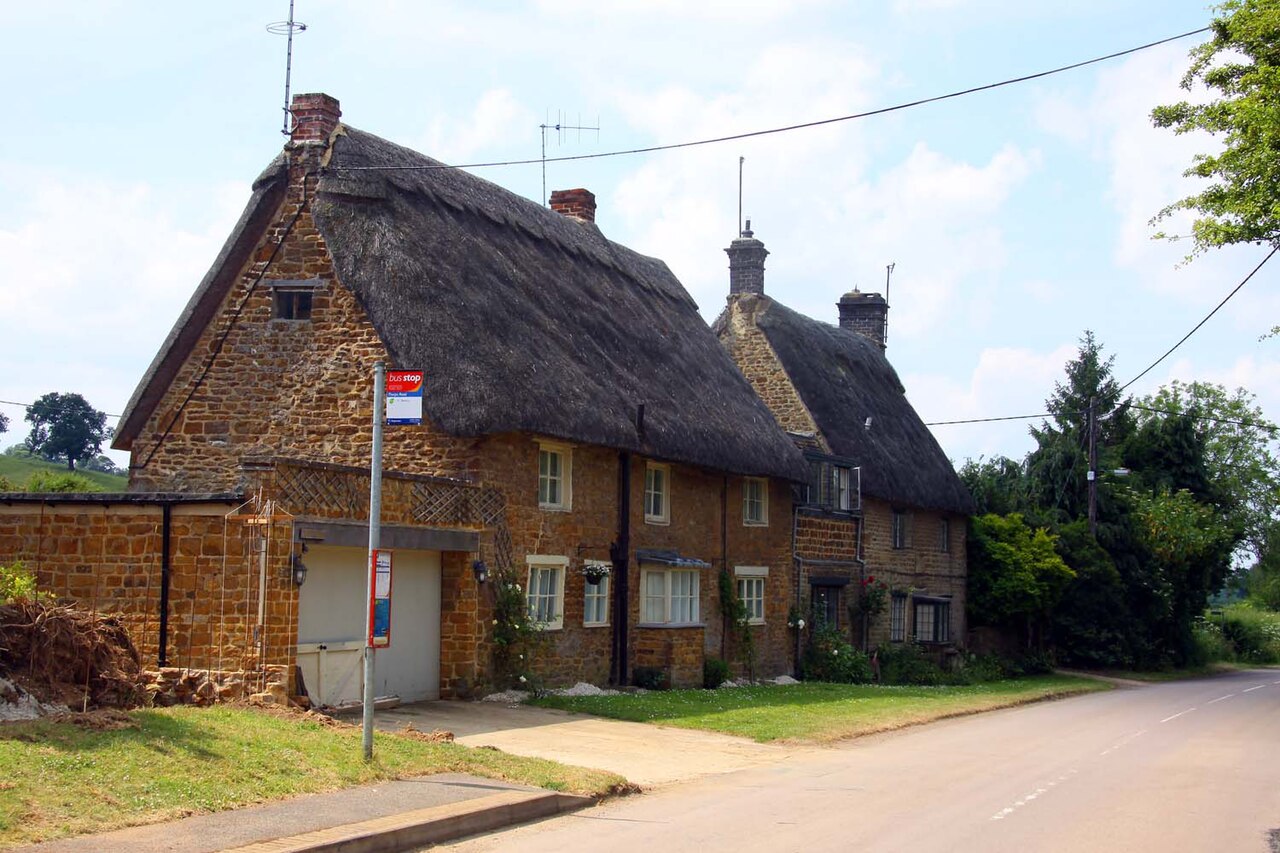 Thatched cottages on Banbury Road (geograph 1995902)