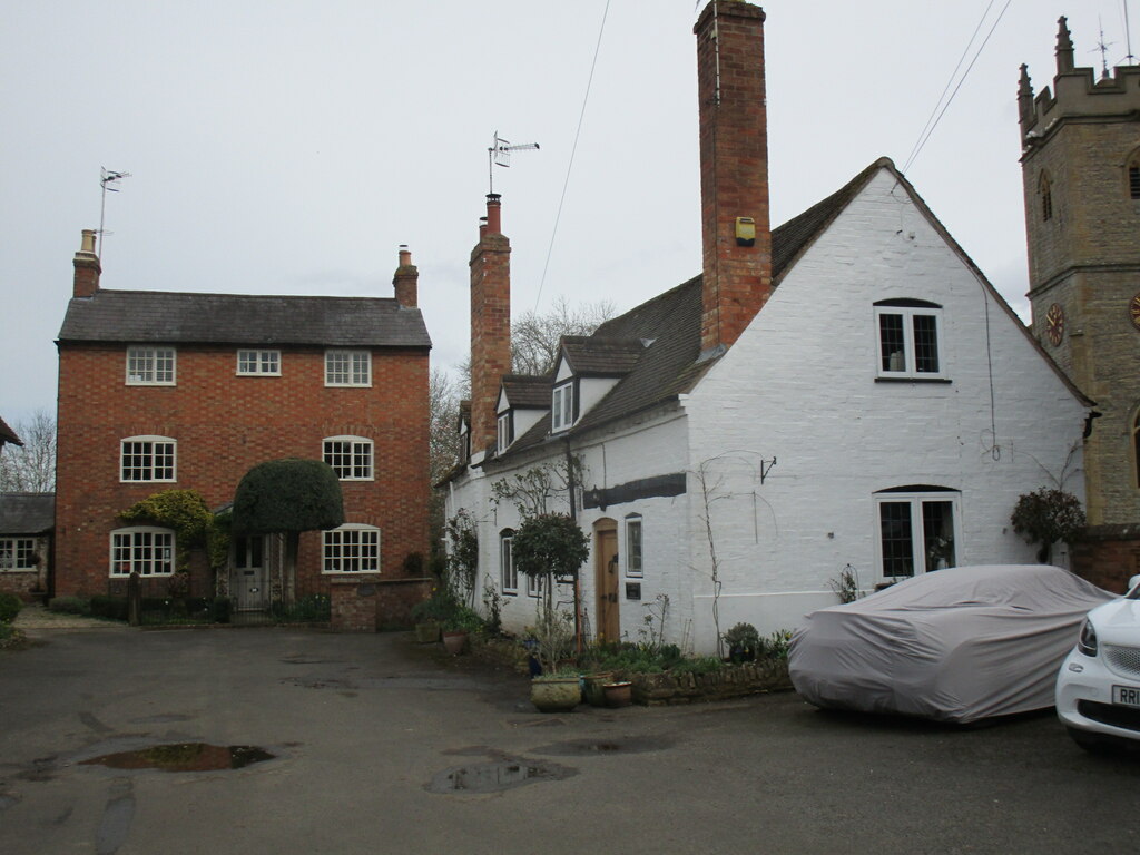 House and cottages, The Square, Clifford Chambers (geograph 7443217)