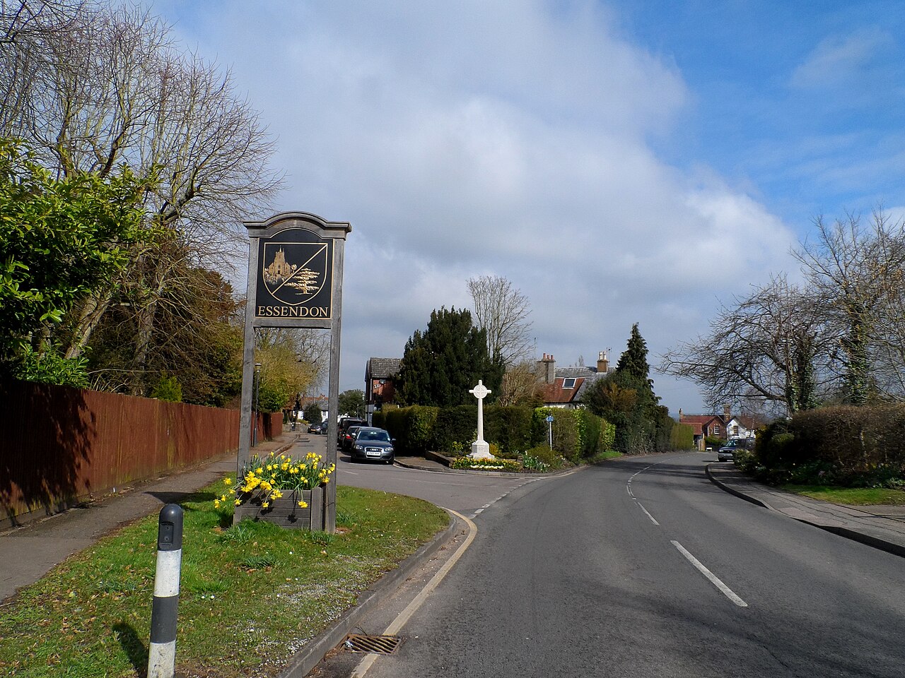 Essendon, Village sign and war memorial