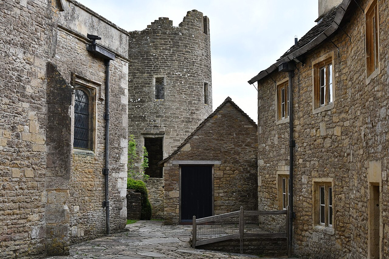Farleigh Hungerford Castle, The passage between the Chapel and Priest's House