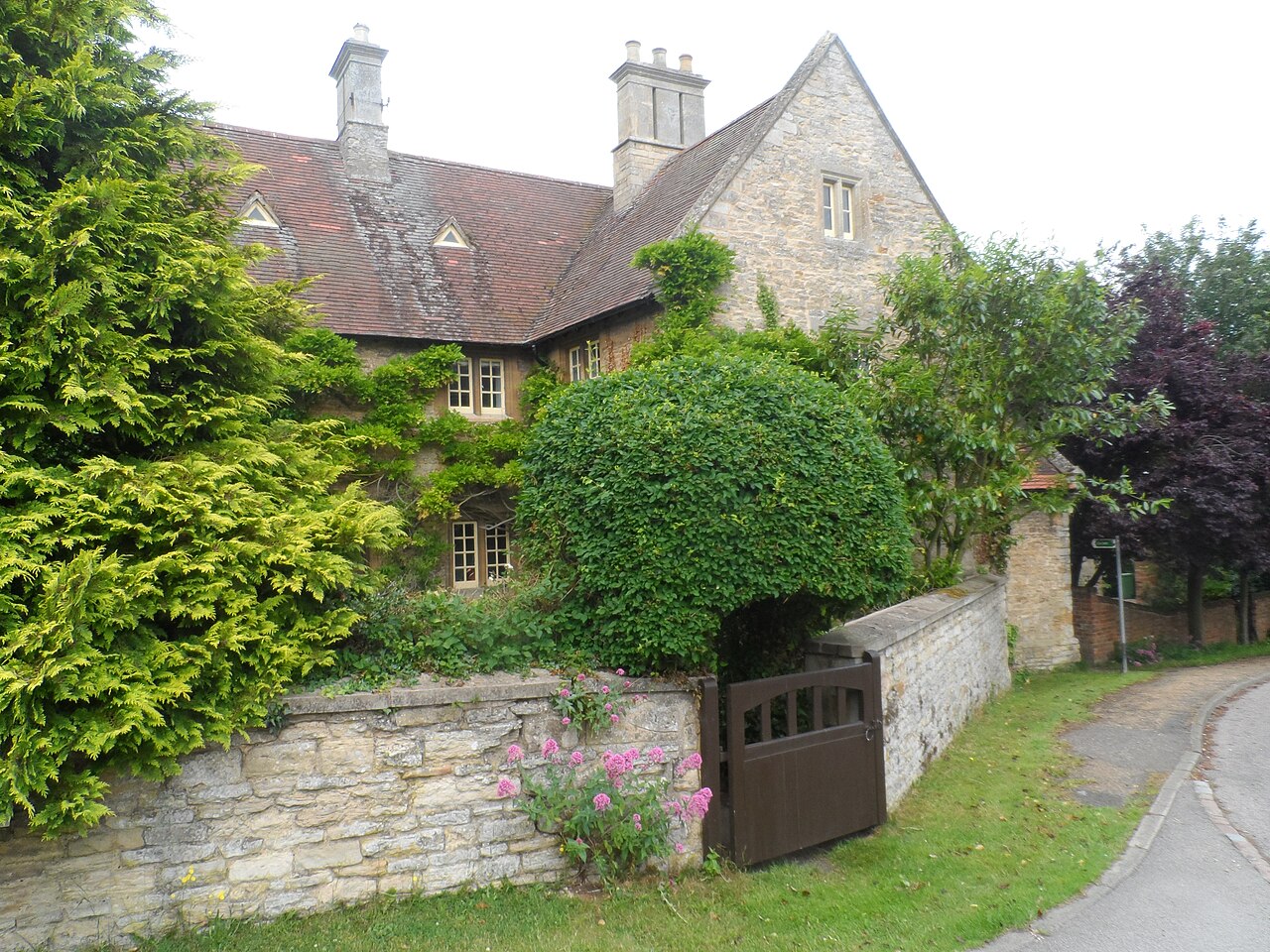 House opposite St Mary's church, Grendon