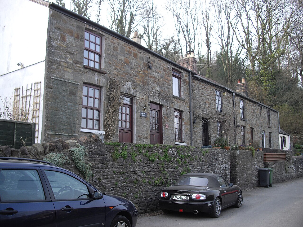 Terraced cottages, Main Rd, Gwaelod-y-garth