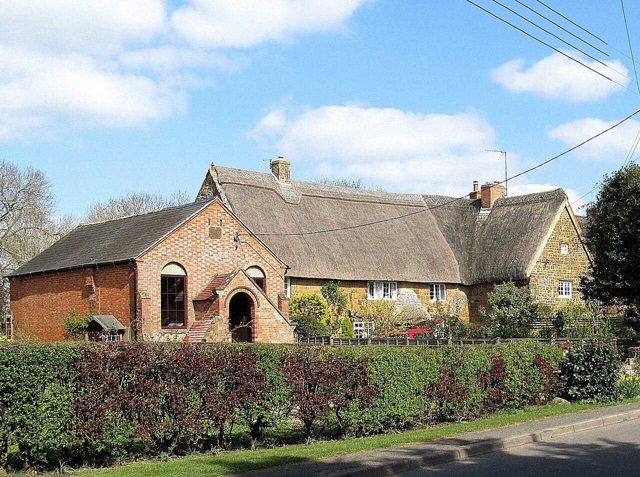 Knightcote-Methodist Chapel and Thatched House