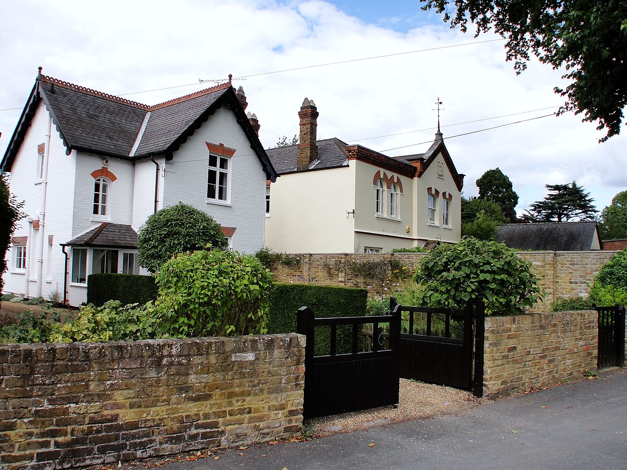 Houses in Laleham - panoramio