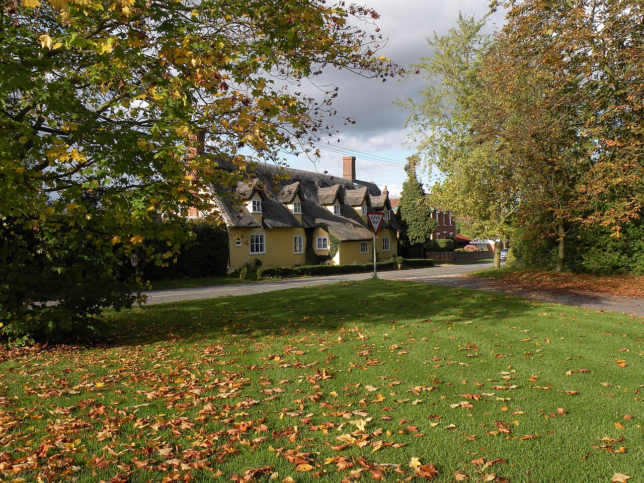 Thatched cottage, close to Lindsey church (geograph 2113823)
