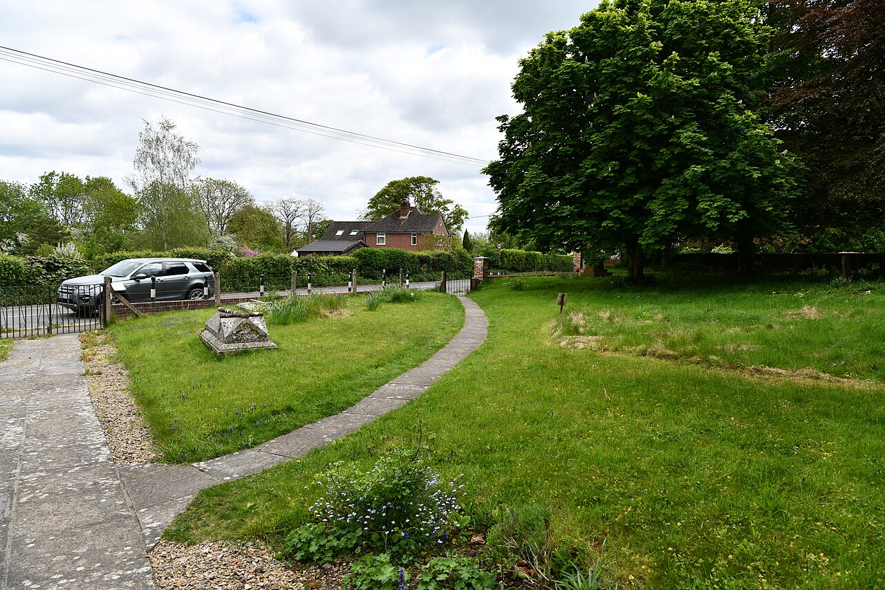 Spetisbury, St. John the Baptist's Church, Churchyard